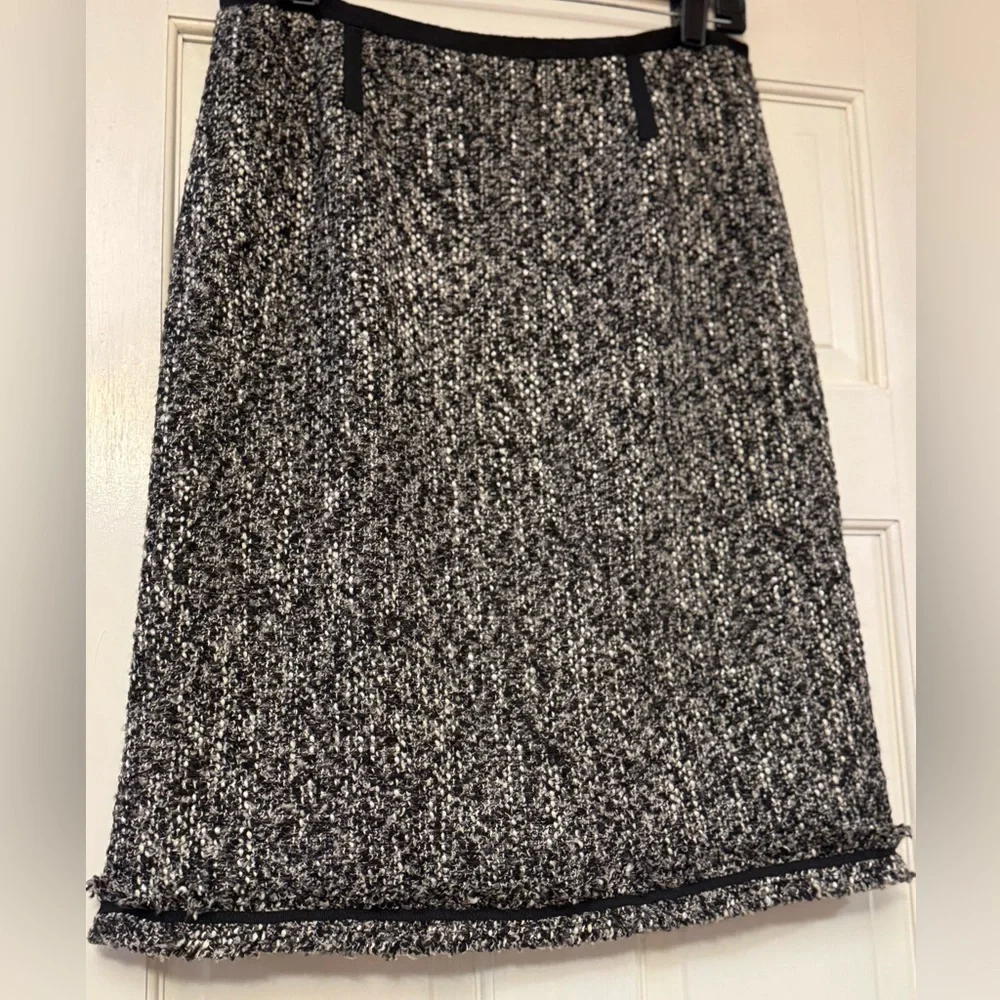 Elegant Black and Gray Tweed Skirt‎